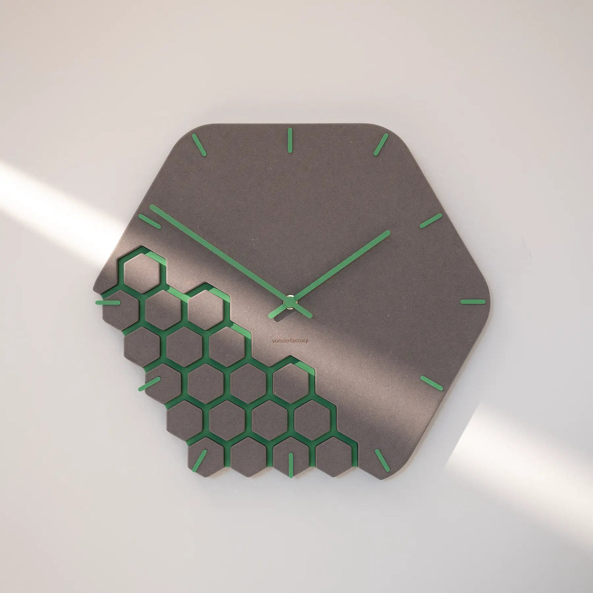 Luxhora Fragmenta – Wanduhr von der Factory