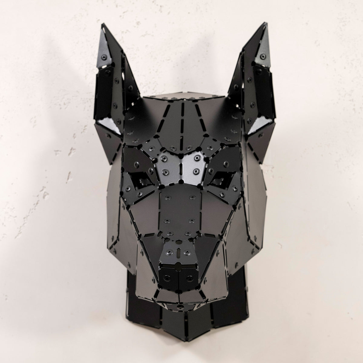 Kantéa Dobermannkopf XL aus Stahl Polygonal Nietkonstruktion - Frontansicht