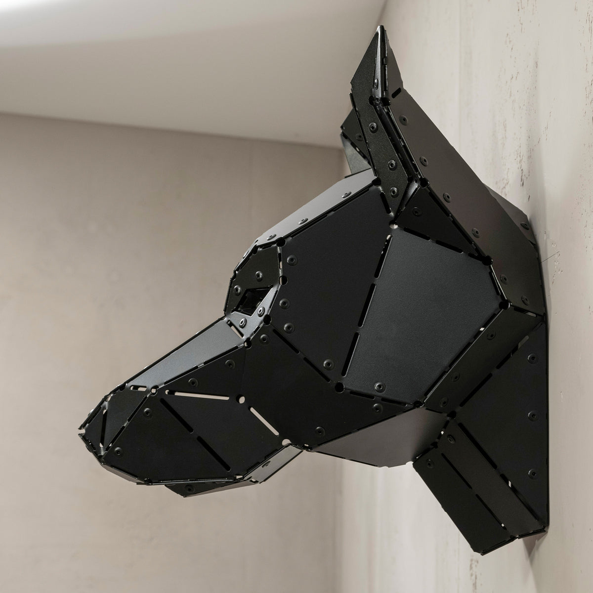 Kantéa Dobermannkopf XL aus Stahl Polygonal Nietkonstruktion - Seitenansicht