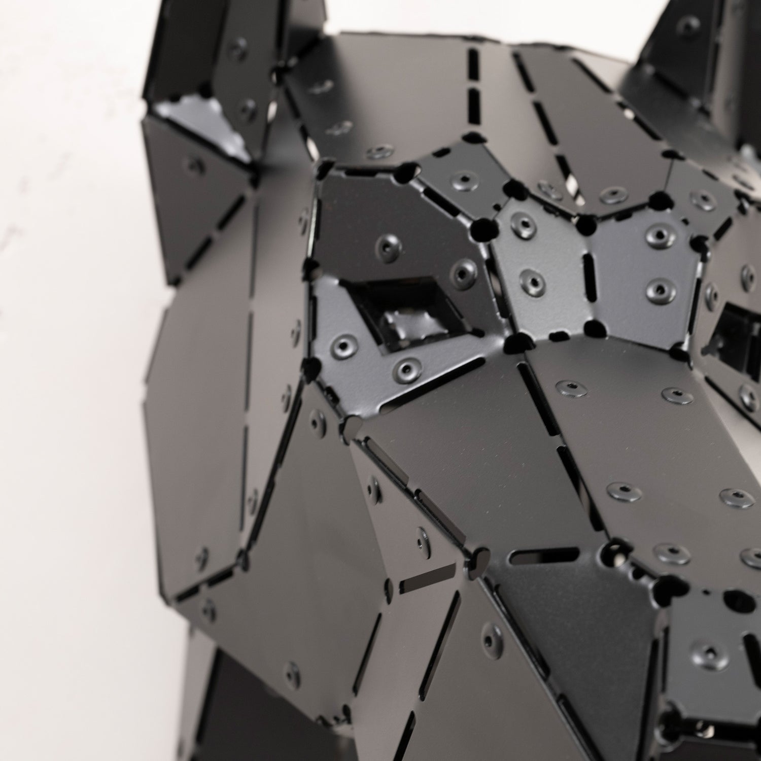 Kantéa Dobermannkopf XL aus Stahl Polygonal Nietkonstruktion - Detail Auge