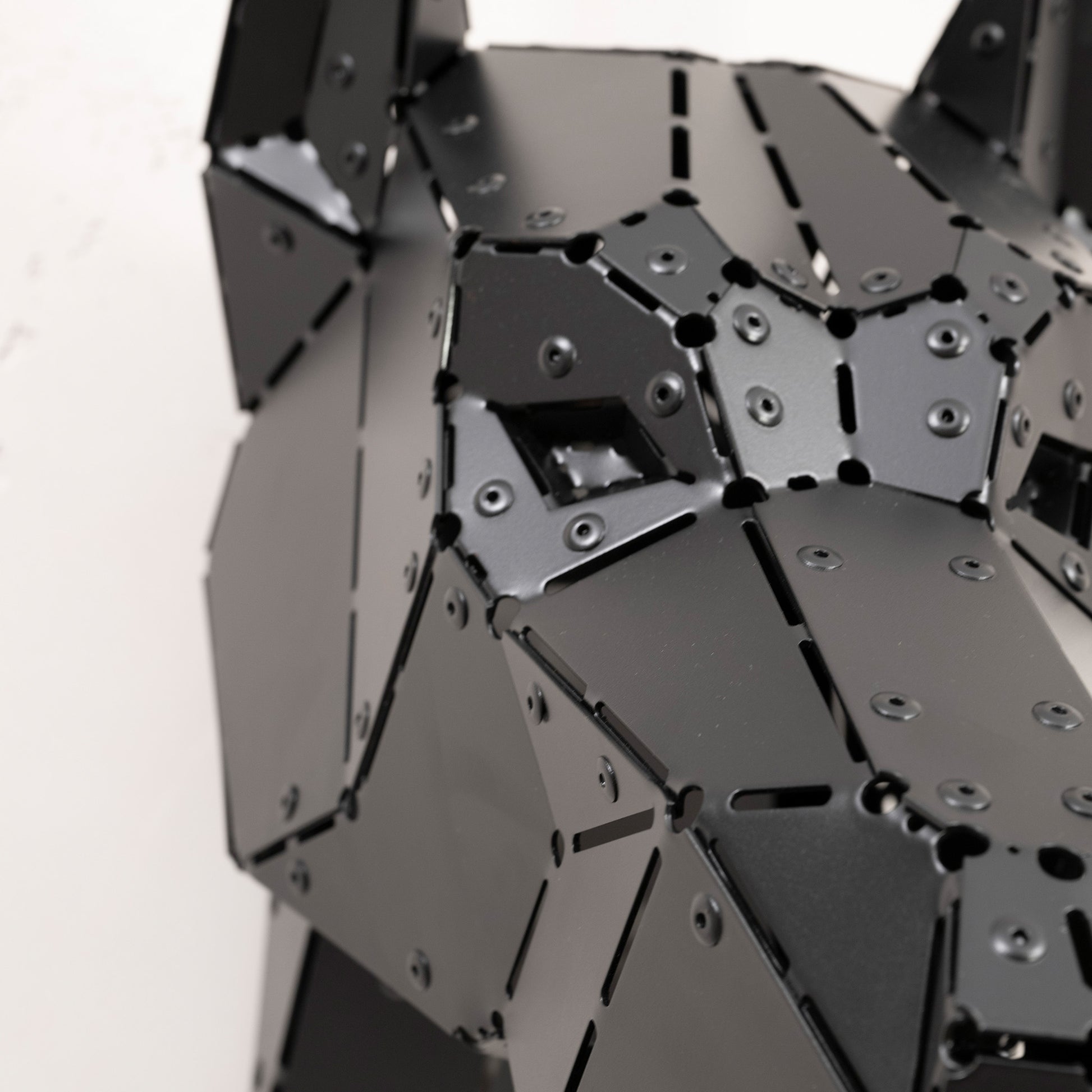 Kantéa Dobermannkopf XL aus Stahl Polygonal Nietkonstruktion - Detail Auge
