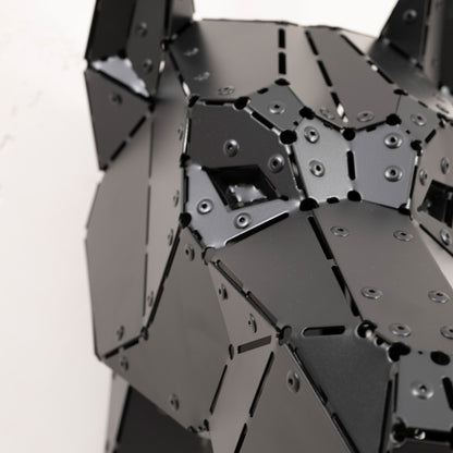 Kantéa Dobermannkopf XL aus Stahl Polygonal Nietkonstruktion - Detail Auge