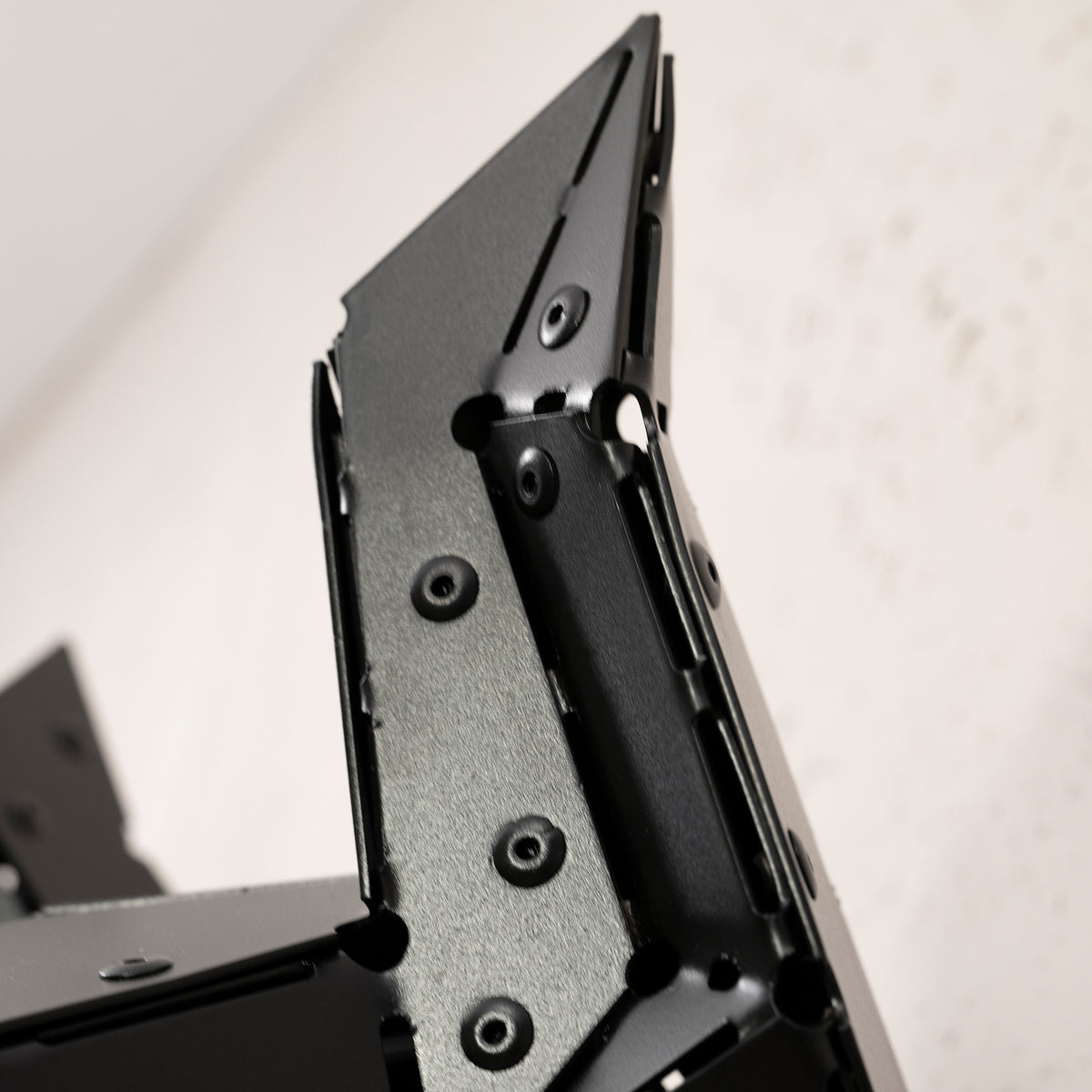 Kantéa Dobermannkopf XL aus Stahl Polygonal Nietkonstruktion - Detail Ohr